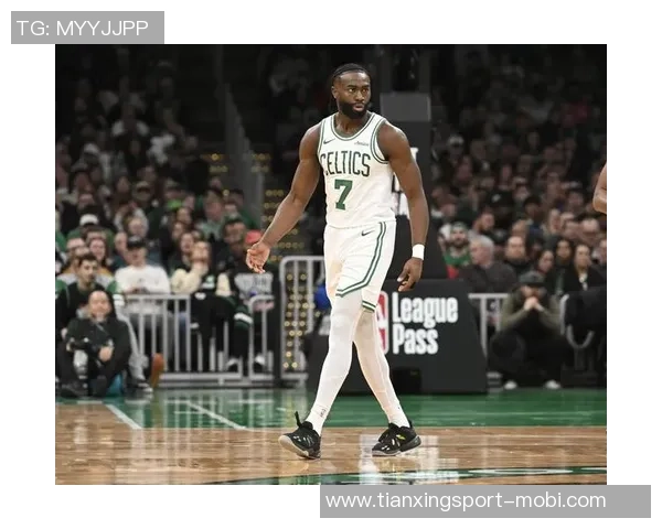 杰伦布朗首节表现惊艳全场5投全中砍下13分2助助力球队进攻